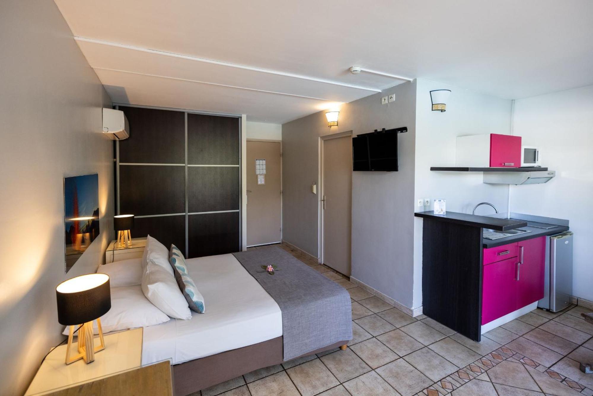 Hotel Les Creoles Сен Жилс ле Бен Екстериор снимка